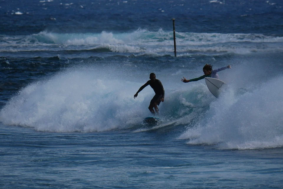 Surfing at Unawatuna, Sri Lanka: localhi