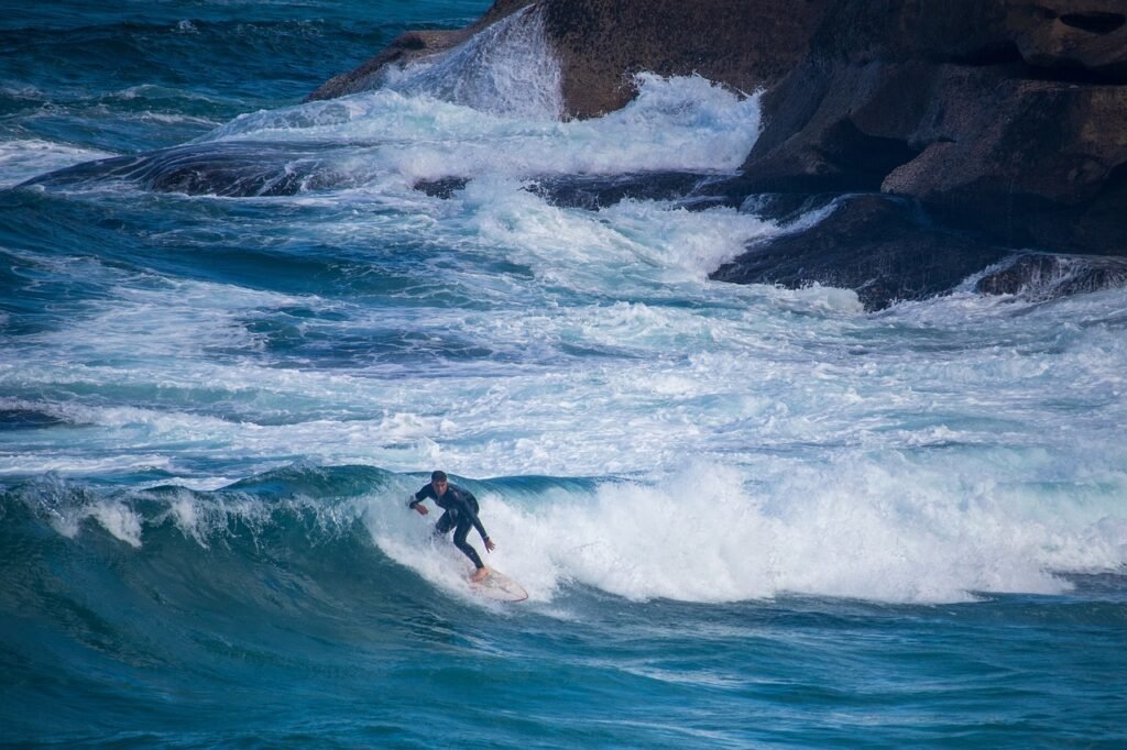 Surfing in Canggu Beach, Bali: localhi