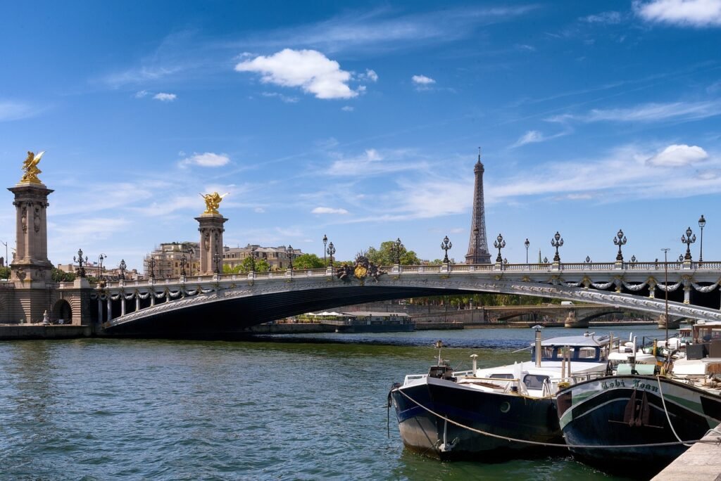 Paris, France, Valentine gift for her at Seine River Cruise: localhi